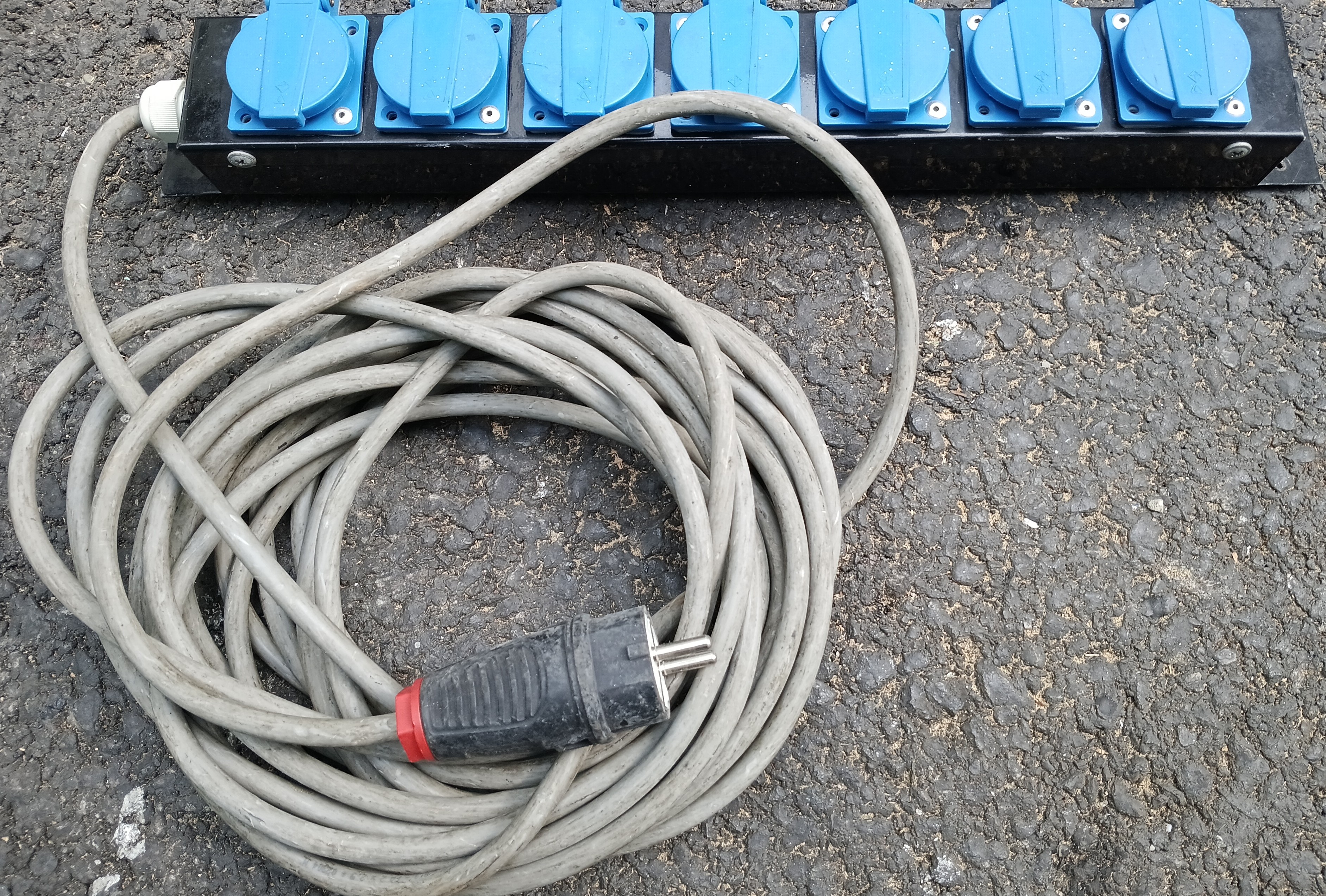 ổ điện ngo&agrave;i tr&ocirc;